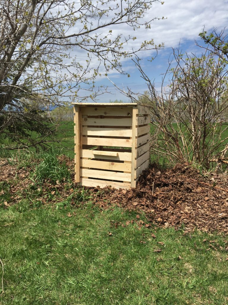 Afin d'encourager ses citoyens à faire du compostage domestique, la ville offre des bacs à compost à faible coût, en assumant 60% des frais de fabrication de ces bacs. dû à la hausse du prix du bois, les bacs sont maintenant disponibles sur demande à la municipalité, au coût de 32,87$ + taxes. 
